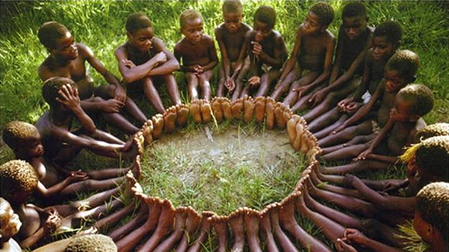 Hallan una tribu africana con 'pies de mono'