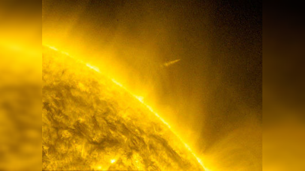 ¿Cómo un cometa helado puede sobrevivir pasando por el Sol?