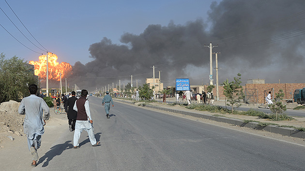Terroristas suicidas asesinan a decenas de personas en Afganistán