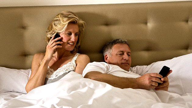 Teléfonos inteligentes y tabletas 'desenchufan' la vida sexual de la pareja