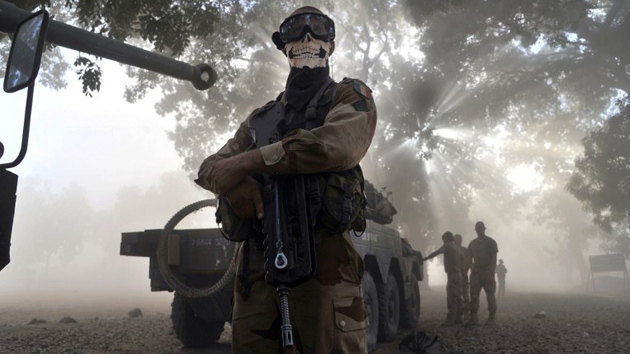 La "escalofriante" foto de un soldado francés en Mali causa indignación en Internet