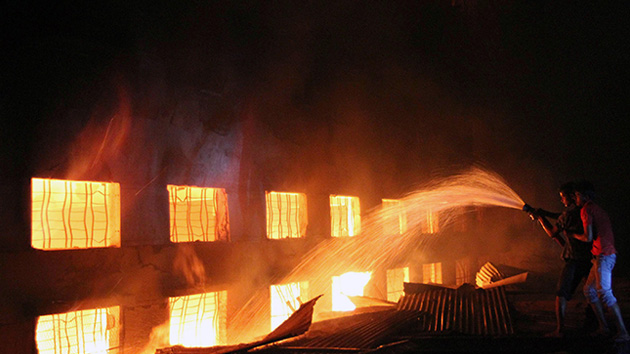 Video, Fotos: Más de 100 muertos en el incendio de una fábrica de ropa en Bangladés