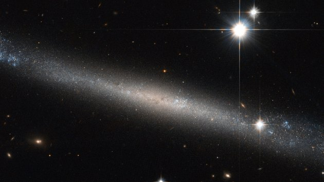 El telescopio Hubble obtiene una imagen de una galaxia 'superplana'