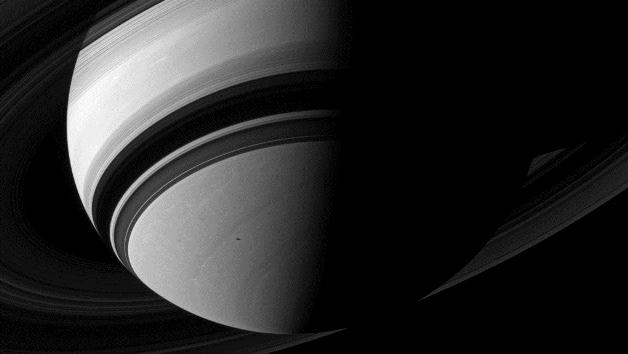 Nuevas imágenes de la NASA muestran las sombras de las lunas de Saturno