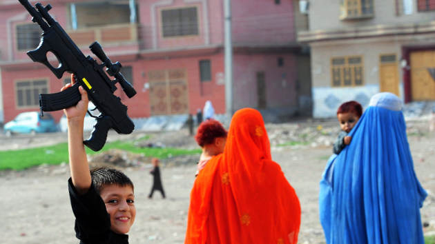 Un niño se entrega a la Policía para evitar una misión suicida ordenada por los talibanes