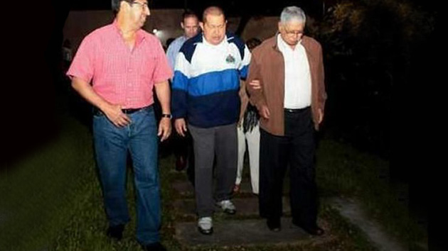 Publican imagen de Hugo Chávez paseando por La Habana