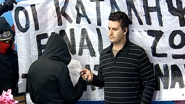Video: Un grupo de anarquistas interrumpe una emisión de la televisión griega