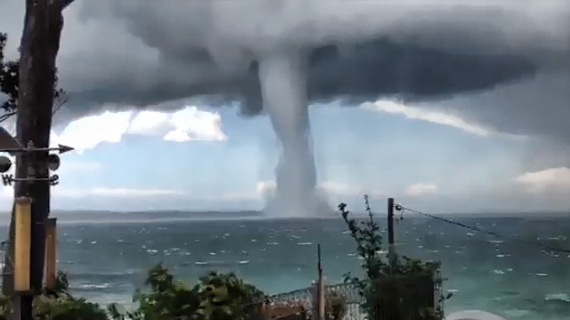 VIDEO: Un gigantesco tornado marino arrasa en internet