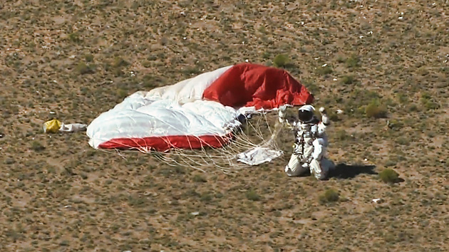 'Intrépido Félix' rompe la barrera del sonido y aterriza tras un salto en paracaídas de 39 km