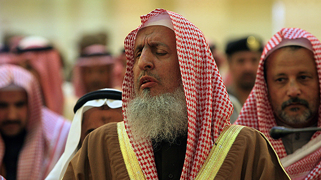 El gran muftí saudita prohíbe a los ciudadanos del país contactar con los medios occidentales